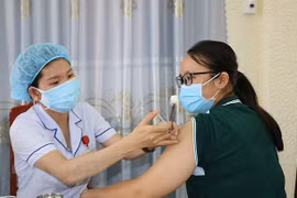 Tiêm vaccine cho cán bộ, giảng viên Trường Cao đẳng Y tế Đồng Tháp. (Ảnh: Chương Đài/TTXVN)