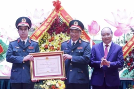 Chủ tịch nước Nguyễn Xuân Phúc trao Huân chương Bảo vệ Tổ quốc hạng Nhất cho Học viện Quốc phòng. (Ảnh: Thống Nhất/TTXVN)