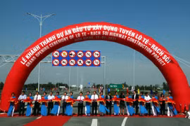 Cắt băng khánh thành dự án tuyến Lộ Tẻ-Rạch Sỏi. (Ảnh: Lê Sen/TTXVN)