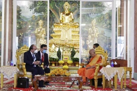 Chủ tịch nước Nguyễn Xuân Phúc đến thăm Đại tăng thống Tep Vong. (Ảnh: Thống Nhất/TTXVN) 