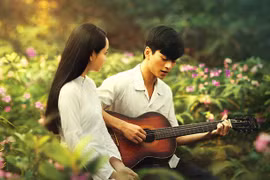 Hai nhân vật chính trongn phim Mắt biếc. (Ảnh: Galaxy)