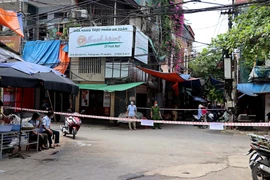 Điểm phong tỏa cổng chính chợ Nghĩa Phương, phường Phương Lâm, thành phố Hòa Bình. (Ảnh: Thanh Hải/TTXVN)