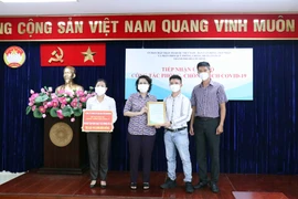 Bà Tô Thị Bích Châu, Chủ tịch Ủy ban Mặt trận Tổ quốc Việt Nam Thành phố Hồ Chí Minh tiếp nhận tượng trưng 50 máy tạo oxy do Công ty TNHH Thương mại Cao Đại Tín (HaKaWa) trao tặng. (Ảnh: Xuân Khu/TTXVN)