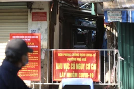 Lực lượng chức năng lập hàng rào tạm thời phong toả nhiều con ngõ thuộc phố Nguyễn Công Trứ (phường Phố Huế, quận Hai Bà Trưng) khi phát hiện nhiều ca F0 tại khu tập thể Nguyễn Công Trứ, quận Hai Bà Trưng. (Ảnh: Minh Quyết/TTXVN) 