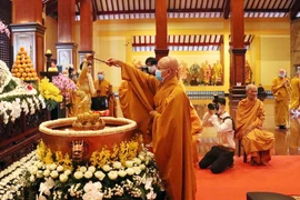 Nghi lễ Tắm Phật được tổ chức nội bộ, đảm bảo các yêu cầu về phòng, chống COVID-19. (Ảnh: Xuân Khu/TTXVN)