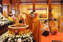 Nghi lễ Tắm Phật được tổ chức nội bộ, đảm bảo các yêu cầu về phòng, chống COVID-19. (Ảnh: Xuân Khu/TTXVN)