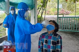 Lấy mẫu xét nghiệm COVID-19 cho người dân. (Ảnh: Lê Thúy Hằng/TTXVN) 