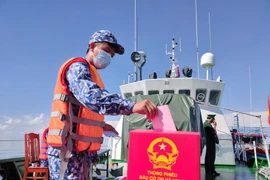 Các chiến sỹ tiến hành bỏ phiếu bầu cử. (Ảnh Chanh Đa/TTXVN) 