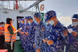 Đại diện Ban bầu cử thị trấn Gành Hào thông qua các Quyết định trước khi tiến hành bầu cử. (Ảnh Chanh Đa/TTXVN) 