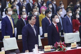 Thủ tướng Phạm Minh Chính và Thường trực Ban Bí thư Võ Văn Thưởng cùng các đại biểu thực hiện nghi lễ chào cờ Tổ quốc. (Ảnh: Dương Giang/TTXVN) 