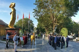 Thủ tướng Phạm Minh Chính và đoàn công tác đến dâng hương tưởng niệm Anh hùng liệt sĩ Võ Thị Sáu tại thị trấn Đất Đỏ. (Ảnh: Dương Giang/TTXVN)