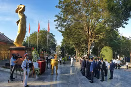 Thủ tướng Phạm Minh Chính và đoàn công tác đến dâng hương tưởng niệm Anh hùng liệt sĩ Võ Thị Sáu tại thị trấn Đất Đỏ. (Ảnh: Dương Giang/TTXVN)