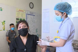 Người lao động làm trong lĩnh vực du lịch được tiêm vaccine phòng COVID-19 tại Bệnh viện Sản Nhi Quảng Ninh. (Nguồn: quangninh.gov.vn)