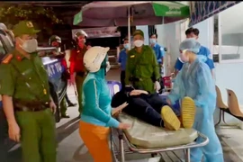 Lực lượng công an kịp thời đưa sản phụ đến Bệnh viện sản nhi An Giang cấp cứu. (Ảnh: TTXVN phát)