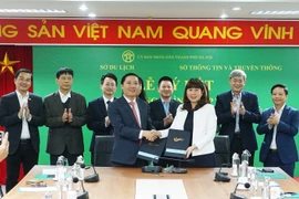 Lãnh đạo Sở Du lịch Hà Nội và Sở Thông tin và Truyền thông Hà Nội ký kết phối hợp hoạt động, lắp nhiều điểm wifi miễn phí. (Ảnh: Đinh Thuận/TTXVN)