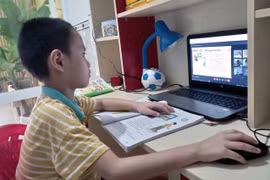 Học sinh ở tỉnh Phú Yên vẫn duy trì việc học trực tuyến. (Ảnh: Xuân Triệu/TTXVN)