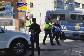 Cảnh sát bắt giữ một kẻ tình nghi khủng bố tại Valencia, Tây Ban Nha. Ảnh tư liệu. (Ảnh: AFP/TTXVN)