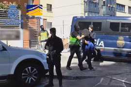 Cảnh sát bắt giữ một kẻ tình nghi khủng bố tại Valencia, Tây Ban Nha. Ảnh tư liệu. (Ảnh: AFP/TTXVN)