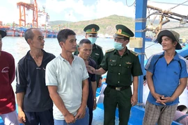 Lực lượng bộ đội biên phòng tỉnh Bình Định lên từng tàu cá tuyên truyền để bảo đảm tất cả cử tri đều có mặt thực hiện quyền bầu cử của mình. (Ảnh: Nguyên Linh/TTXVN) 