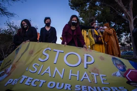 Tưởng niệm các nạn nhân trong vụ xả súng ở Atlanta, ngày 17/3/2021. (Ảnh: AFP/TTXVN)