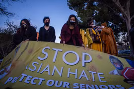 Tưởng niệm các nạn nhân trong vụ xả súng ở Atlanta, ngày 17/3/2021. (Ảnh: AFP/TTXVN)