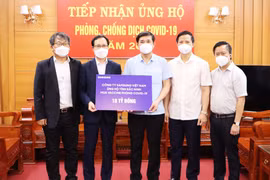 Ông Choi Joo Ho, Tổng Giám đốc Tổ hợp Samsung Việt Nam (thứ 2 từ trái sang) trao hỗ trợ ủng hộ công tác phòng, chống dịch COVID-19 tại tỉnh Bắc Ninh. (Ảnh: Đinh Văn Nhiều/TTXVN)