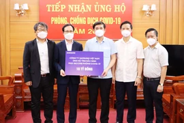 Ông Choi Joo Ho, Tổng Giám đốc Tổ hợp Samsung Việt Nam (thứ 2 từ trái sang) trao hỗ trợ ủng hộ công tác phòng, chống dịch COVID-19 tại tỉnh Bắc Ninh. (Ảnh: Đinh Văn Nhiều/TTXVN)