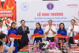Lãnh đạo Bộ Y tế cắt băng khánh thành Trung tâm. (Ảnh: Đinh Hằng/TTXVN)