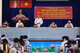 Chủ tịch nước Nguyễn Xuân Phúc thay mặt ứng cử viên đại biểu Quốc hội khoá XV trả lời ý kiến cử tri tại điểm cầu xã Xuân Thới Sơn, huyện Hóc Môn. (Ảnh: Thống Nhất/TTXVN) 