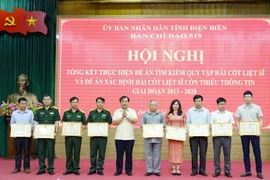 Trao Bằng khen của Ủy ban Nhân dân tỉnh Điện Biên cho các cá nhân có thành tích xuất sắc. (Ảnh: Xuân Tư/TTXVN)