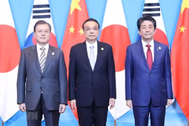 Tổng thống Hàn Quốc Moon Jae-in (bên trái), Thủ tướng Trung Quốc Lý Khắc Cường (ở giữa) và Thủ tướng Nhật Bản Shinzo Abe (bên phải) tại cuộc gặp ở Thành Đô, Trung Quốc ngày 24/12/2019. (Ảnh: THX/TTXVN) 