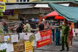 Thực hiện giãn cách xã hội tại khu vực chợ Hàng Bè. (Nguồn: Báo Tin tức)