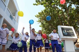 Các công dân nhí nô đùa dưới sân Trường tiểu học Thị trấn Trường Sa. (Ảnh: Sỹ Tuyên/TTXVN) 