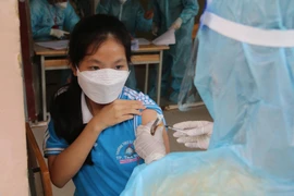 Tiêm vaccine phòng COVID-19 cho học sinh lớp 9, tại Trường THCS Lý Tự Trọng, thành phố Trà Vinh. (Ảnh: Thanh Hòa/TTXVN)