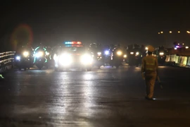 CSGT Hà Nội đã bố trí sẵn cán bộ chiến sỹ và phương tiện đón và dẫn đoàn đi qua thủ đô hướng về cầu Trung Hà. (Ảnh: Thành Đạt/TTXVN) 