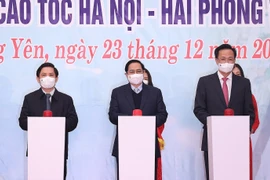 Thủ tướng Phạm Minh Chính và các đại biểu bấm nút khởi công các dự án giao thông trọng điểm tại Hưng Yên. (Ảnh: Dương Giang/TTXVN)
