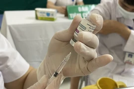 Toàn bộ vaccine phòng COVID-19 được bảo quản đúng quy cách, việc tập huấn đảm bảo an toàn tiêm chủng cũng đã được chuẩn bị kỹ từ trước. (Ảnh: Khiếu Tư/TTXVN) 