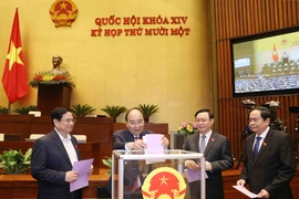 Chủ tịch nước Nguyễn Xuân Phúc và các đồng chí lãnh đạo Đảng, Nhà nước bỏ phiếu miễn nhiệm Phó Chủ tịch nước, một số ủy viên Ủy ban Thường vụ Quốc hội, Chủ nhiệm một số Ủy ban của Quốc hội, Tổng Thư ký Quốc hội, Tổng Kiểm toán nhà nước. (Ảnh: Phương Hoa/T