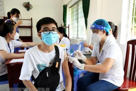 Tiêm vaccine phòng COVID-19 cho học sinh Lớp 12, Trường THPT Châu Thành (huyện Châu Thành, tỉnh Kiên Giang). (Ảnh: Hồng Đạt/TTXVN) 