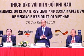 Thủ tướng Nguyễn Xuân Phúc, Chủ tịch Ủy ban Trung ương Mặt trận Tổ quốc Việt Nam Trần Thanh Mẫn và Phó Thủ tướng thường trực Chính phủ Trương Hòa Bình tham dự hội nghị. (Ảnh: Thống Nhất/TTXVN)