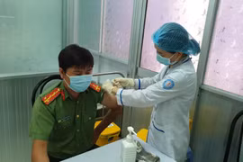 Tiêm vaccine phòng COVID-19 đợt 3 tại Trung tâm Kiểm soát bệnh tật tỉnh Trà Vinh. (Ảnh: Thanh Hòa/TTXVN)