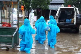 Học sinh dương tính với SARS-CoV-2 được các y bác sỹ đưa đi cách ly tập trung. Ảnh minh họa. (Ảnh: TTXVN phát)