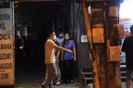 Cơ quan chức năng khám xét nơi ở của ông Phùng Anh Lê, nguyên Trưởng Công an quận Tây Hồ. (Nguồn: cand.com.vn)