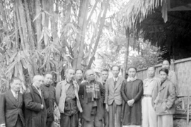 Chủ tịch Hồ Chí Minh với các đại biểu dự Hội nghị Ủy ban Liên Việt toàn quốc tại Việt Bắc, tháng 2/1948.(Nguồn: TTXVN 