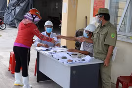 Lao động vào cảng phải xuất trình giấy xét nghiệm âm tính. (Ảnh: Phạm Cường/TTXVN) 