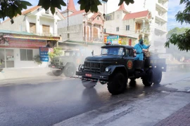 Xe chuyên dụng phun hóa chất khử khuẩn tại phường Hưng Dũng, thành phố Vinh, Nghệ An. (Ảnh: Tá Chuyên/TTXVN) 