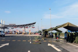 Ban chỉ huy Quân sự thị xã Quảng Yên đang dựng trạm kiểm soát lưu động tại chân cầu Bạch Đằng, trên cao tốc Quảng Ninh với Hải Phòng. (Ảnh: Văn Đức/TTXVN)