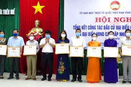 Ủy ban Mặt trận Tổ quốc Việt Nam tỉnh Thừa Thiên-Huế đã tặng bằng khen cho tập thể có nhiều thành tích trong công tác bầu cử đại biểu Quốc hội khóa XV và bầu cử đại biểu Hội đồng Nhân dân các cấp nhiệm kỳ 2021-2026. (Ảnh: Tường Vi/TTXVN)
