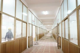 Dãy nhà 3 tầng Trung tâm thực hành thực nghiệm - Trường Đại học Sao Đỏ (thành phố Chí Linh) có một số hạng mục xuống cấp đang được cải tạo, sửa chữa để đáp ứng tiêu chuẩn của một cơ sở điều trị bệnh nhân COVID-19. (Ảnh: TTXVN phát)