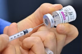 Nhân viên y tế chuẩn bị vaccine ngừa COVID-19 của AstraZeneca tại một điểm tiêm chủng ở Seoul, Hàn Quốc, ngày 26/2/2021. (Nguồn: AFP/TTXVN)
